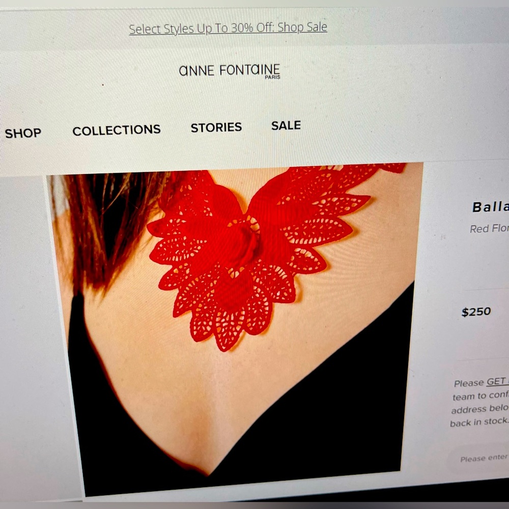 Anne Fontaine Ballard, Poppy Red, floral, crochet necklace New With Tags & box